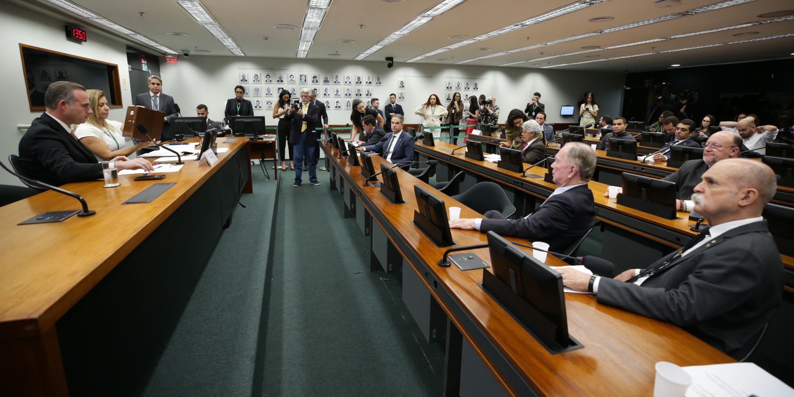 Câmara abre processo que pode cassar mandato de Eduardo Bolsonaro