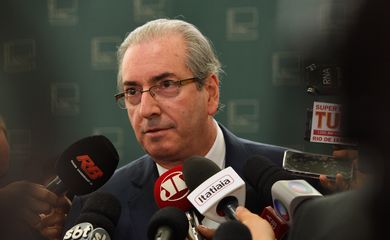Brasília - O presidente da Câmara dos Deputados, Eduardo Cunha, fala à imprensa no Congresso Nacional (Antonio Cruz/Agência Brasil)