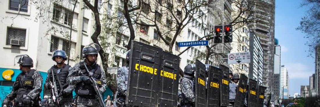 Policiais Militares e moradores sem teto que ocupam um prédio na Avenida São João, na região central da capital paulista, entraram em confronto no início da manhã dessa terça (16), quando foi iniciada a reintegração de posse do edifício de 20 andares