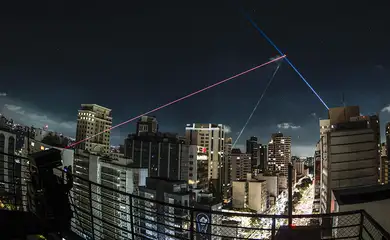 São Paulo (SP), 18/07/2025 . Canhões de raios de laser, projetando luz digital em diversas cores e formas, disparados de cinco pontos estratégicos de São Paulo, ocuparam o céu da maior cidade do Brasil, em um show de luz, arte e tecnologia. O evento é mais uma prévia na cidade do que vai acontecer no Festival Internacional de Luzes de São Paulo, em agosto e setembro. Criado pela Visualfarm em 2018.
No esquenta de julho, os lasers que transformaram a noite de São Paulo foram disparados de cinco pontos diferentes: o Visualfarm Gymnasium, na Praça Olavo Bilac, o Boulevard das Artes (na frente do Belas Artes REAG/Riviera), a Laje do Baixo (de frente para a Praa Roosevelt), o Terrao do Centro Cultural São Paulo (na estação Vergueiro do metrô) e o Beco do Batman (na Galeria Ziv). Foto: Paulo Pinto/Agência Brasil
