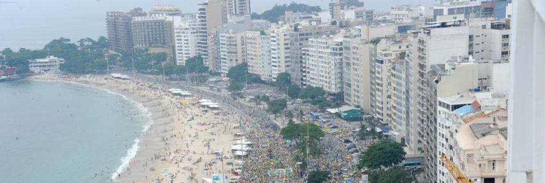 Manifestantes fazem protesto pelo impeachment da presidente Dilma Rousseff na praia de Copacabana, zona sul do Rio de Janeiro