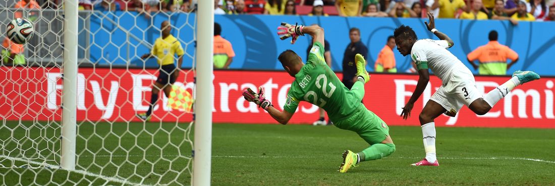Gyan faz o primeiro gol de Gana na partida contra Portugal pelo grupo G da Copa do Mundo, no Estádio Nacional Mané Garrincha, em Brasília. Na foto, o goleiro português Beto, tenta, mas não consegue fazer a defesa.