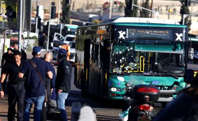 Ônibus danificado após explosão em Jerusalém