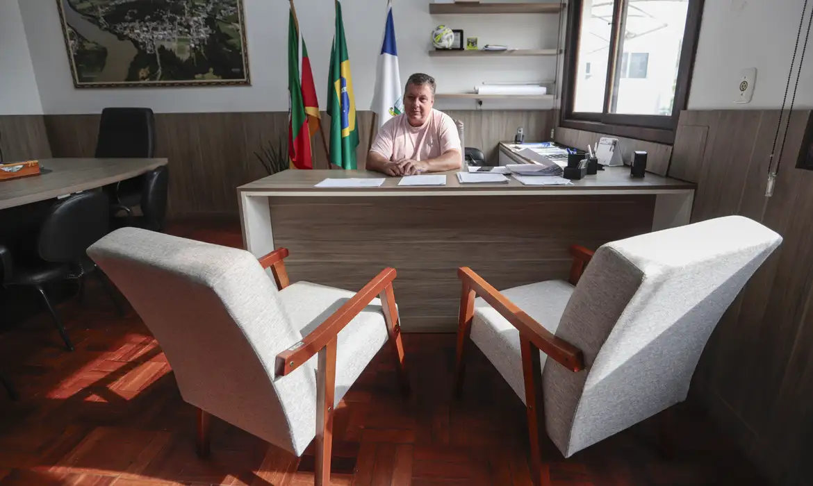 Cruzeiro do sul (RS), 27/04/2025 - O prefeito de Cruzeiro do sul, César Leandro Marmitt ( Dingola), recebe a agência Brasil em seu gabinete, faz um balanço da última enchente que atingiu a cidade.
A um ano o estado foi atingido por temporais que afetou mais de 400 municípios gaúchos, tiveram bairros inteiros alagados. A maior tragédia climática da história, deixou pelo menos 147 mortos e afetou mais de 2,1 milhões de pessoas.
Foto: Joédson Alves/Agência Brasil
