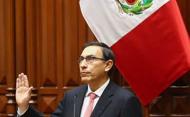 O engenheiro e empresário Martín Vizcarra presta juramento como novo presidente do Peru