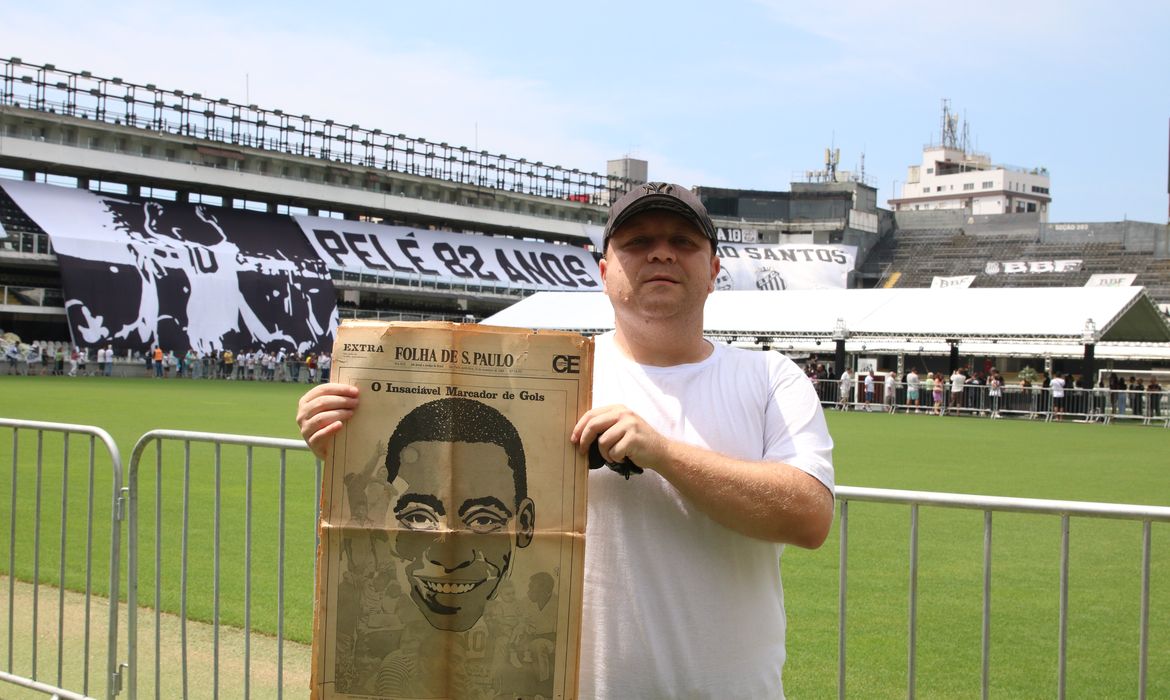Velório do jogador de futebol Edson Arantes do Nascimento, o Pelé, no Estádio Urbano Caldeira, em Santos.