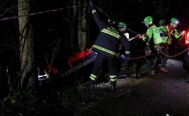 Rescue workers recover a body at the site of a cable car crash that killed four people in Monte Faito, near Naples, Italy April 17, 2025. REUTERS/Stringer     TPX IMAGES OF THE DAY