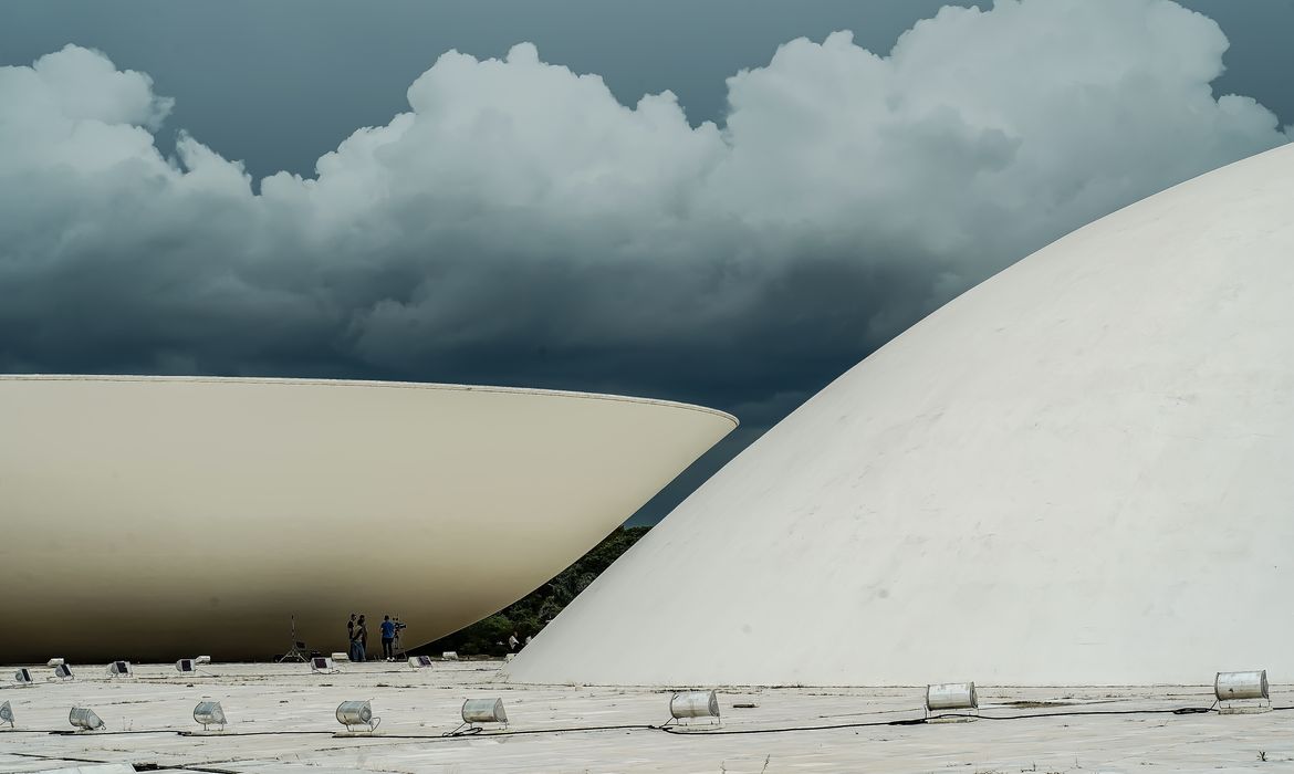 Brasília-DF, 01/02/2024, Cúpula da Câmara dos Deputados e do Senado Federal, no Conresso Nacional, com núvens, tempo fechado ao fundo. Foto: Rafa Neddermeyer/Agência Brasil