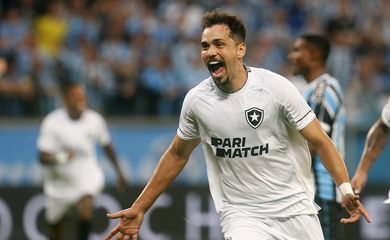 Eduardo abre o placar para o Botafogo na vitória por 2 a 0 contra o Grêmio pela 14ª rodada do Brasileiro, em 09/07/2023