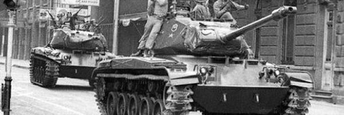 O golpe de 11 de setembro: os tanques desfilam pelas ruas vazias de Santiago
