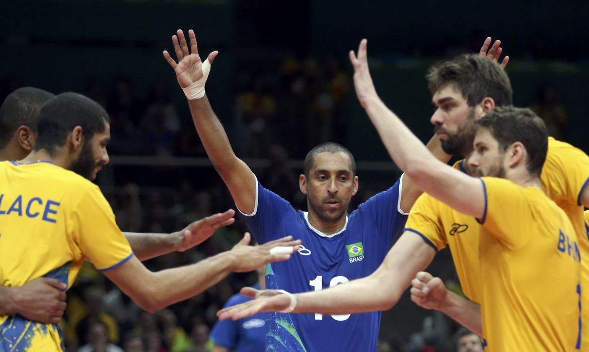 Brasil vence a França e avança para as quartas de final no vôlei masculino