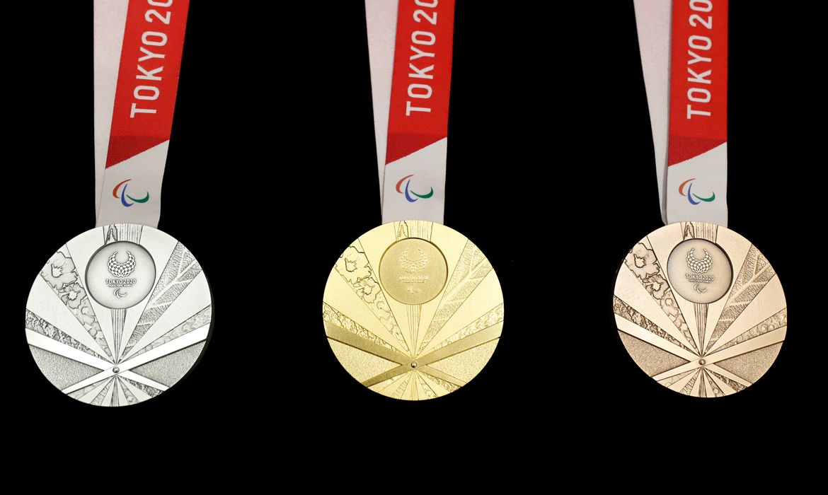 A parte traseira das medalhas do Paraolímpico de Tóquio 2020 são retratadas na cerimônia 'One Year to Go', que comemora um ano do início dos Jogos Paraolímpicos de Tóquio 2020 em Tóquio, Japão, 25 de agosto de 2019. REUTERS / Issei Kato