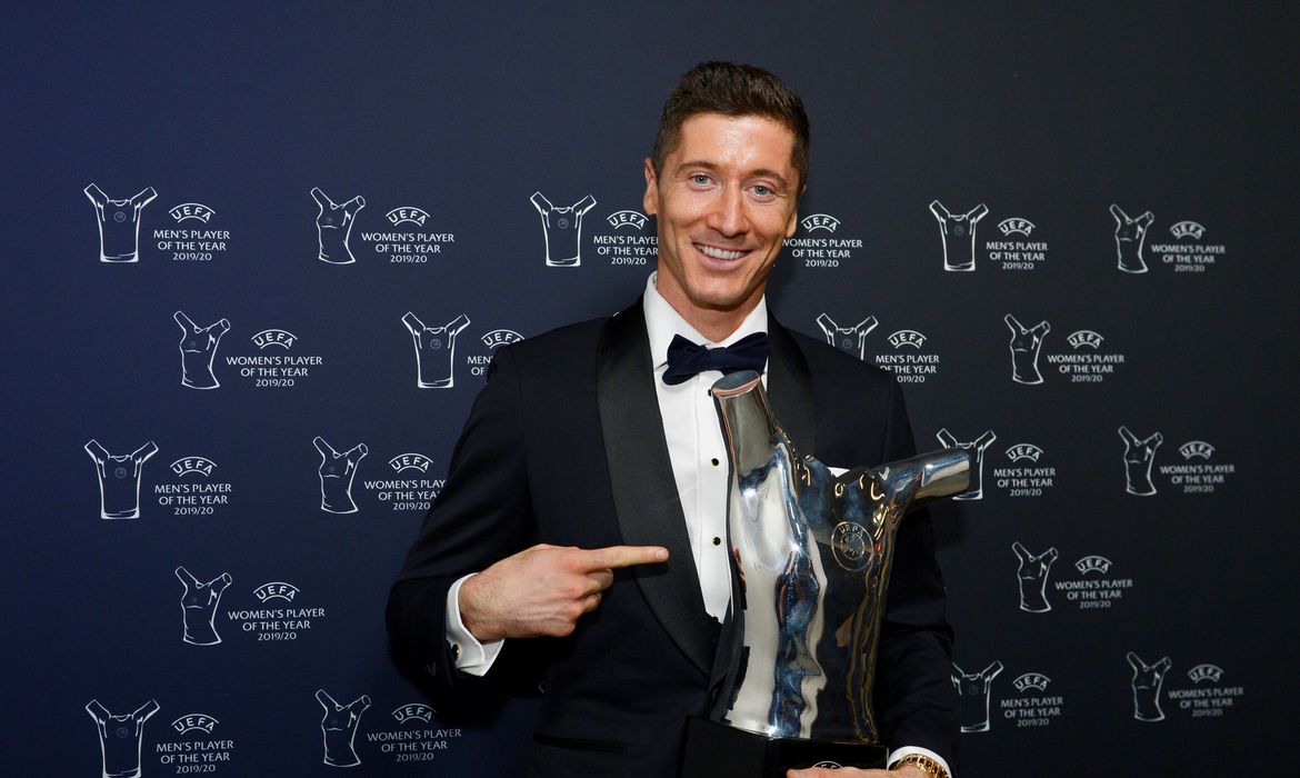 Robert Lewandowski posa para foto com troféu de Melhor Jogador do Ano da UEFA