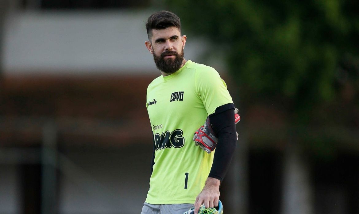 Fernando Miguel antes de treino em Vargem Pequena, no CT do Vasco, em 2019