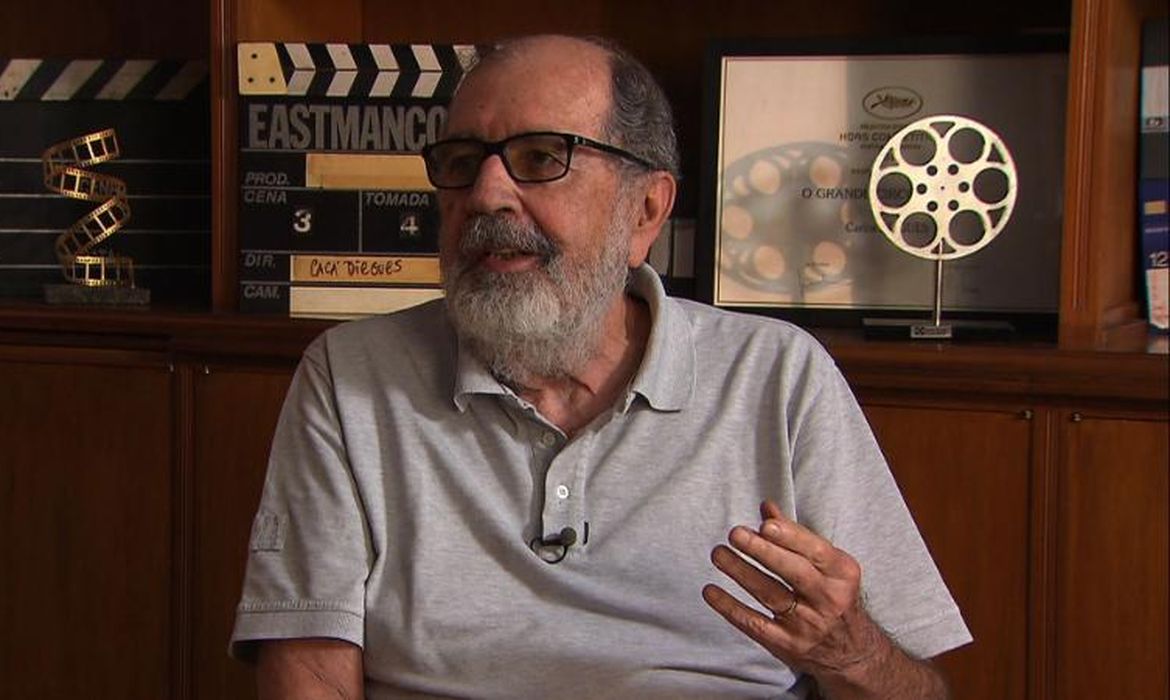 O cineasta Cacá Diegues participa do programa Conversa com Roseann Kennedy