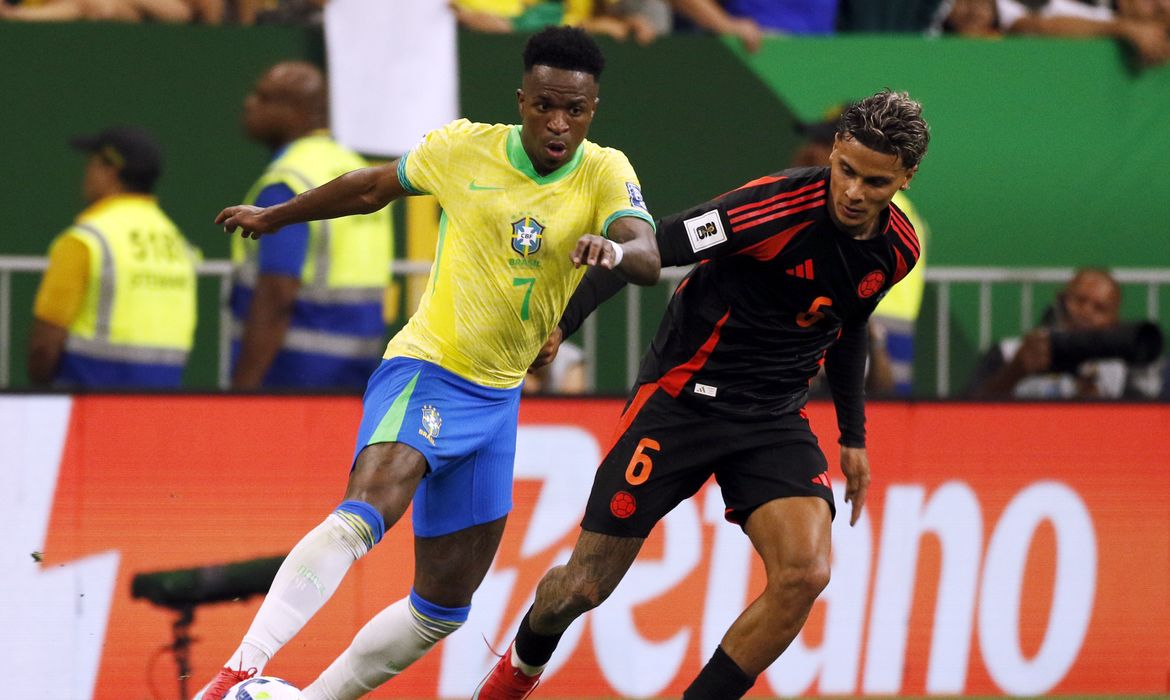 Brasília (DF), 20/03/2025 - Jogador Vini Jr durante lance de jogo de futebol entre Brasil e Colômbia válido pelas Eliminatórias da Copa do Mundo. Foto: Bruno Peres/Agência Brasil