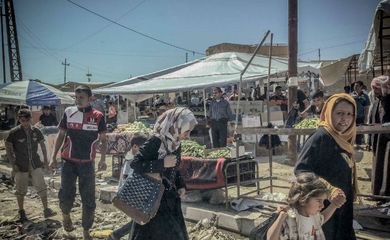  Na parte de leste de Mossul, a vida vai voltando ao normal, com mercados, escolas e negócios funcionando