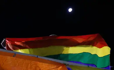 Rio de Janeiro (RJ), 28/06/2023 - Pessoas celebram o Dia Internacional do Orgulho  LGBTQIA+ na Cinelândia, região central da cidade. Foto: Fernando Frazão/Agência Brasil
