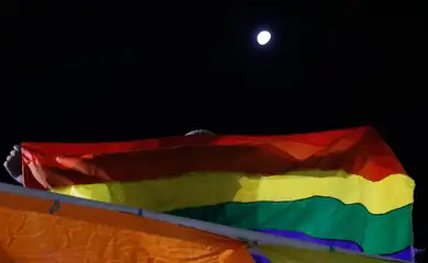 Rio de Janeiro (RJ), 28/06/2023 - Pessoas celebram o Dia Internacional do Orgulho LGBTQIA+ na Cinelândia, região central da cidade. Foto: Fernando Frazão/Agência Brasil