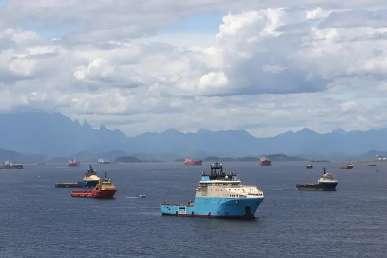 Embarcações ancoradas na Baía de Guanabara.
