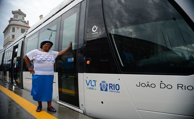 Rio de Janeiro - A sambista Tia Surica na inauguração do Veículo Leve sobre Trilhos (VLT) Carioca, no centro da cidade (Fernando Frazão/Agência Brasil) 