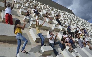 Brasília - O Movimento Com Arte ocupa o Teatro Nacional de Brasília. O grupo reivindica urgência no término da reforma do teatro (Antonio Cruz/Agência Brasil)