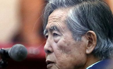 FILE PHOTO: Former President of Peru Alberto Fujimori attends a trial as a witness at the navy base in Callao, Peru March 15, 2018. Picture taken through a window. REUTERS/Mariana Bazo/direitos reservados