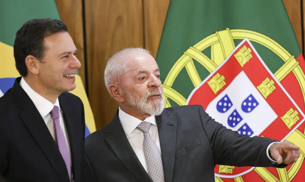 Brasília (DF), 19/02/2025 - O presidente Luiz Inácio Lula da Silva e o primeiro-ministro português, Luís Montenegro, durante entrevista coletiva ecerimônia de assinatura de acordos nos setores de saúde, ciência e tecnologia e segurança pública. Foto: Marcelo Camargo/Agência Brasil