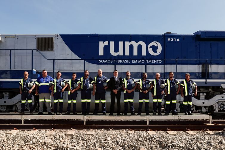 Presidente da República, Jair Bolsonaro posa para foto com trabalhadores durante visita à locomotiva.
