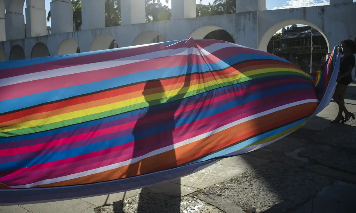 Rio de Janeiro (RJ) 17/12/2023 – Participantes da 2ª Edição da Parada LGBTQIA+ da Lapa, que acontece pela visibilidade e direitos das pessoas trans. Foto: Fernando Frazão/Agência Brasil