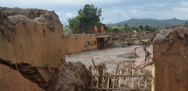 A Lama atingiu o distrito de Bento Rodrigues devido ao rompimento de duas barragens de rejeitos da empresa mineradora Samarco
