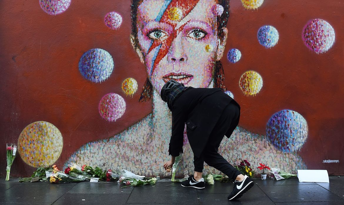 Fãs depositam flores em um mural nas ruas de Brixton, bairro onde o artista nasceu em Londres. Bowie morreu no domingo, após batalha de 18 meses contra um câncer