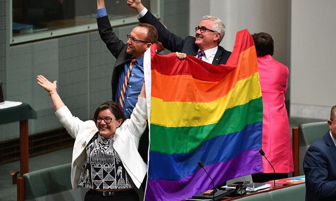 Parlamento australiano, em Camberra, aprova última etapa para legalizar o casamento entre homossexuais