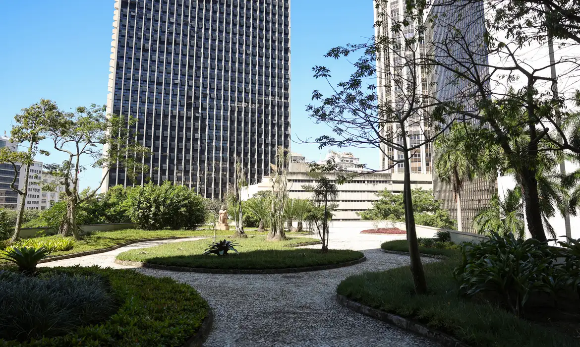 Rio de Janeiro (RJ), 06/05/2025 – Jardins projetados por Roberto Burle Marx no Palácio Gustavo Capanema, no centro do Rio de Janeiro. Foto: Tomaz Silva/Agência Brasil