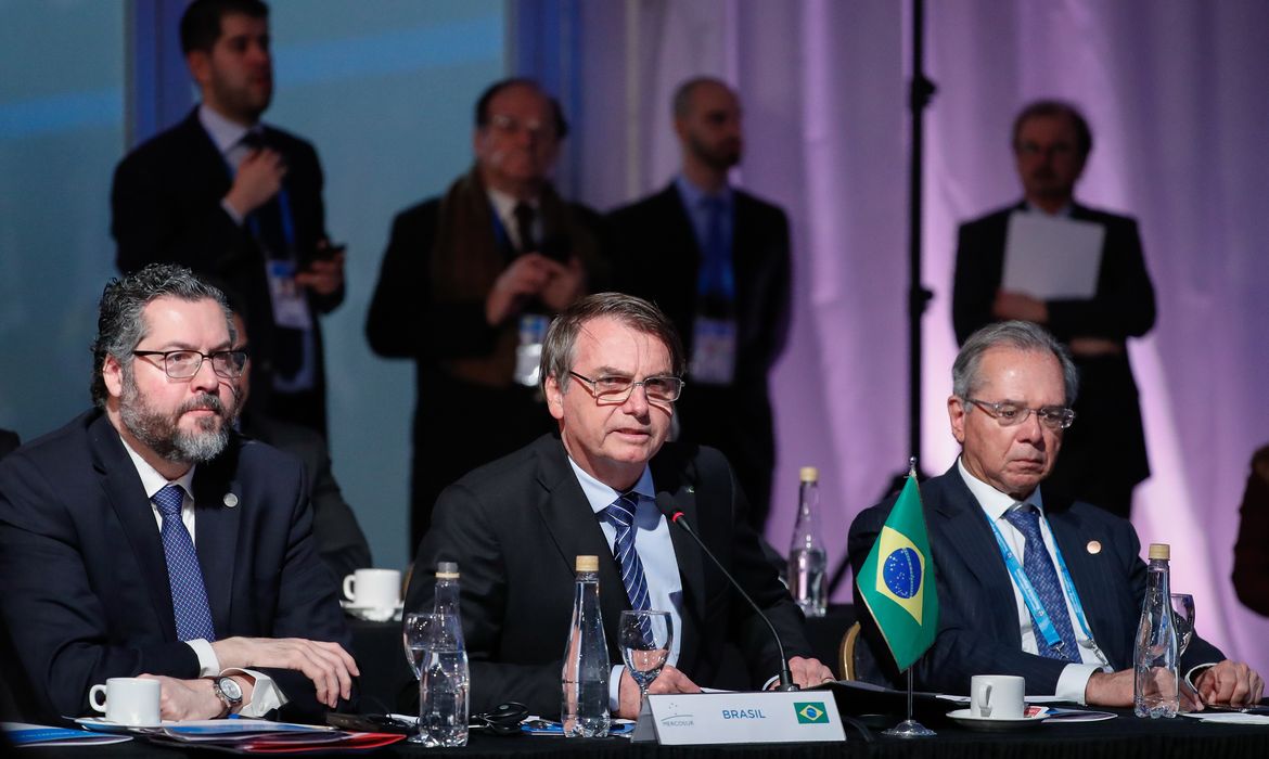 O presidente da República, Jair Bolsonaro, acompanhado dos ministros das Relações Exteriores, Ernesto Araújo, e da Economia, Paulo Guedes, discursa na 54ª Cúpula de Chefes de Estado do Mercosul, em Santa Fé, Argentina.