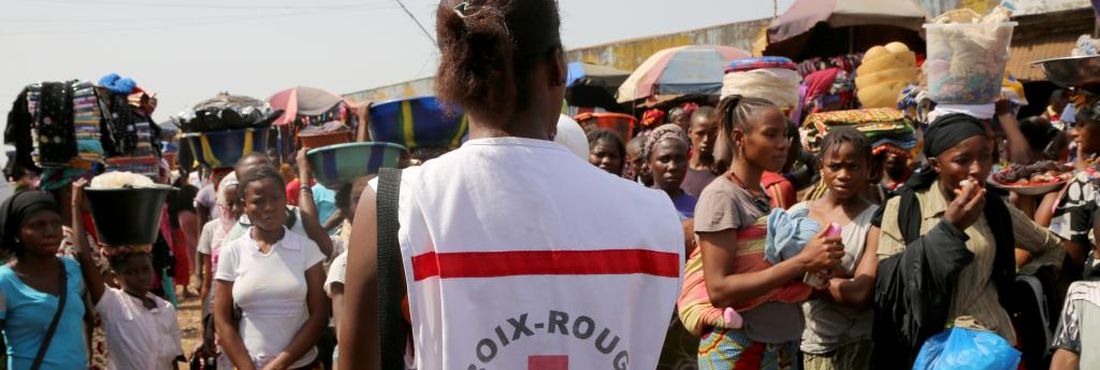 Ebola Em resposta ao surto de Ebola, a Cruz Vermelha treinou e mobilizou 400 voluntários em Guiné.