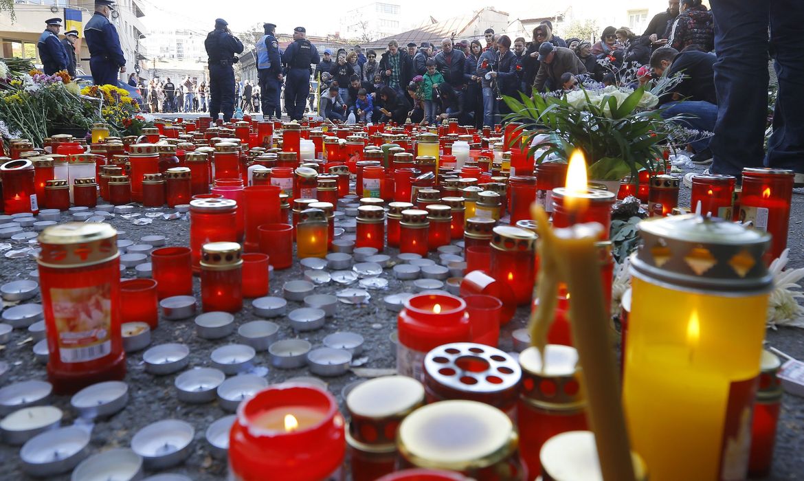Romenos acendem velas em memória aos mortos em incêndio em boate (Robert Ghement/Agência Lusa/Direitos Reservados)