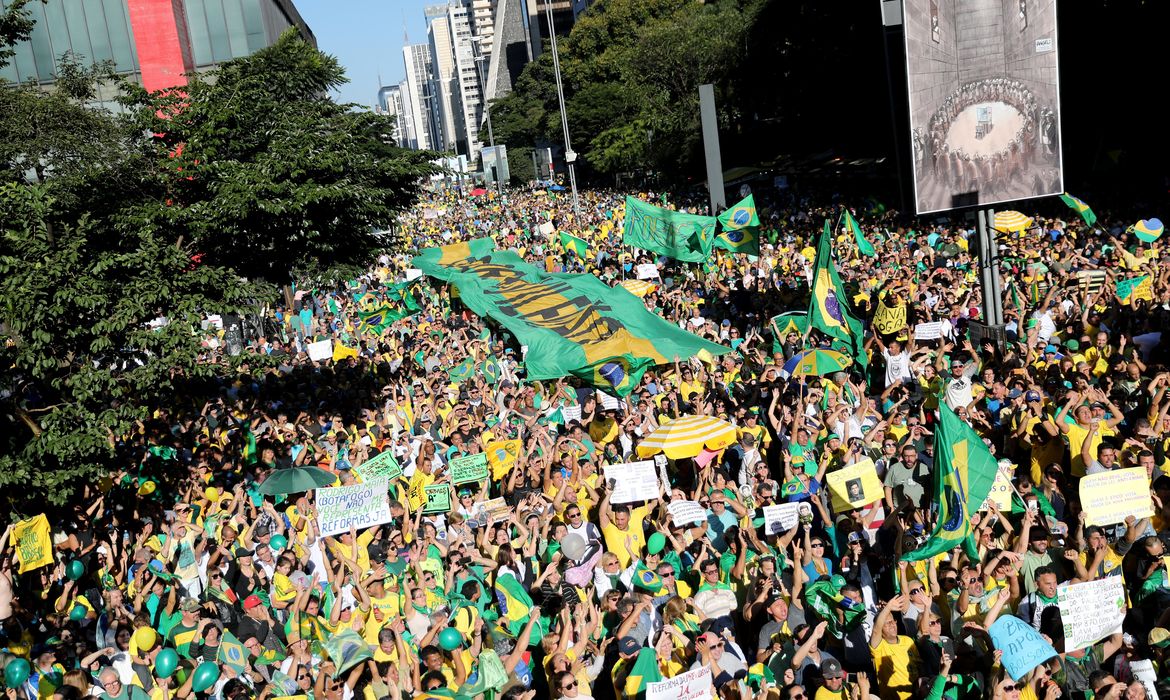 Pessoas participam de manifestação pró-governo na avenida Paulista em São Paulo, Brasil, em 26 de maio de 2019