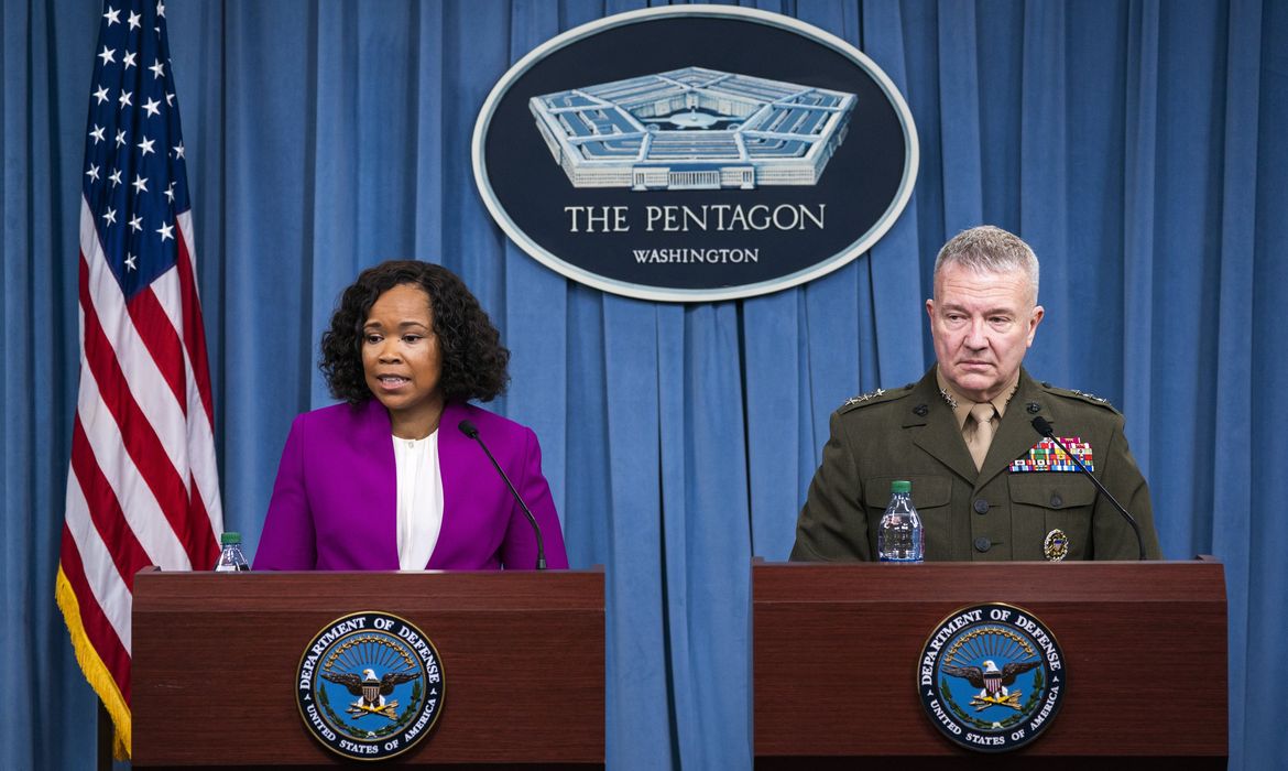 A porta-voz do Departamento de Defesa dos Estados Unidos, Dana W. White, e o diretor do Estado-Maior dos Estados Unidos, general Kenneth F. MacKenzie Jr, falam sobre a ofensiva à Síria (Agência EFE/Direitos reservados)