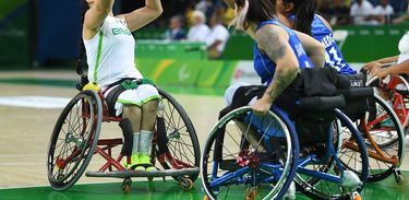 Mulheres em cadeiras de roda disputam partida de basquete paralímpico