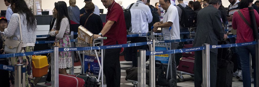 Passageiros da TAM aguardam para fazer o check in no Aeroporto de Congonhas, em São Paulo