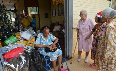 Idosos moradores do Lar São José, em Sobradinho, no Distrito Federal, recebem presentes de Natal