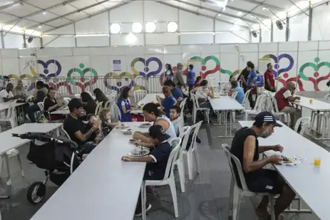 Canoas (RS), 30/04/2025 - Cerca de 240 pessoas que foram atingidas pela enchente de abril de 2024 continuam no centro humanitário de acolhimento esperança, localizado no bairro iguara.<br /> A um ano o estado foi atingido por temporais que afetou mais de 400 municípios gaúchos, tiveram bairros inteiros alagados. A maior tragédia climática da história, deixou pelo menos 147 mortos e afetou mais de 2,1 milhões de pessoas.<br />Foto: Joédson Alves/Agência Brasil