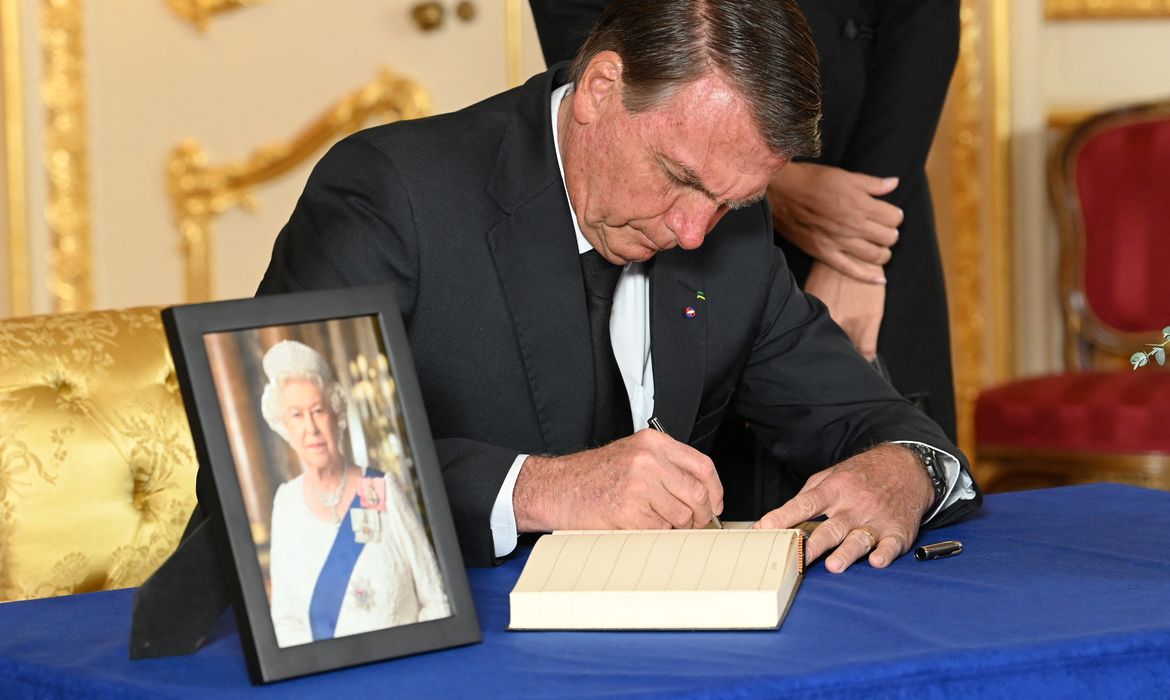 Presidente Jair Bolsonaro assina livro de condolências em Londres pela morte da rainha Elizabeth