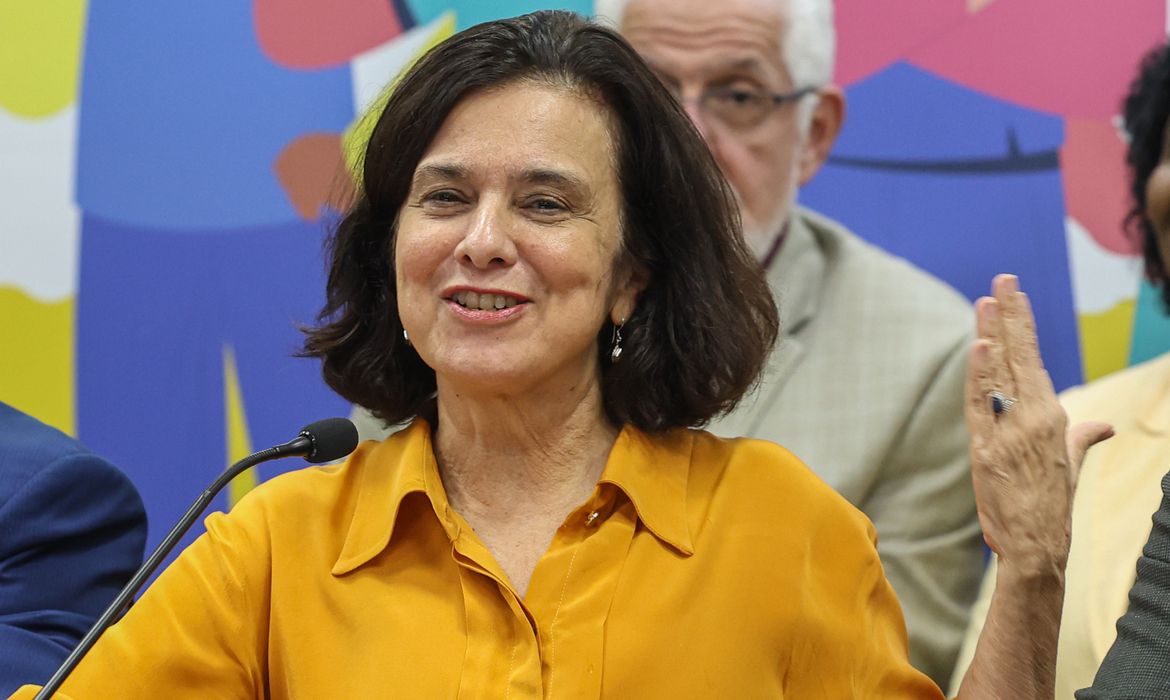 Brasília (DF) 12/06/2024 – A ministra da Saúde, Nísia Trindade (c), apresenta a estratégia Mais Acesso à Especialistas no SUS, a medida visa dar mais agilidade ao processo para marcação de consultas e realização de exames no Sistema Único de Saúde (SUS). Foto: Valter Campanato/Agência Brasil