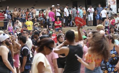 Brasília (DF), 20/02/2023 - Foliões durante carnaval de rua no setor comercial sul (SCS). Foto: Antonio Cruz/Agência Brasil. Foto: Antonio Cruz/Agência Brasil