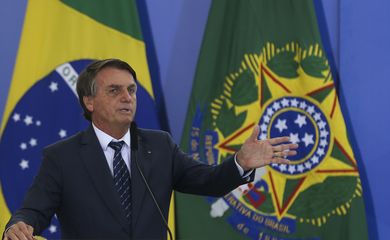 O presidente da República, Jair Bolsonaro, participa da solenidade de assinatura do projeto de lei que institui o Plano Nacional do Desporto (PND), no Palácio do Planalto
