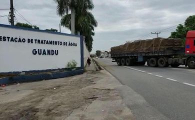 Caminhão com carvão chegando na ETA Guandu