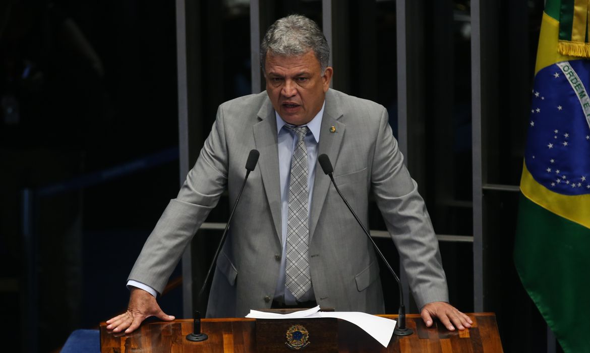 Brasília - Senador Sérgio Petecão durante sessão do impeachment no Senado, conduzida pelo presidente do STF, Ricardo Lewandowski (Fabio Rodrigues Pozzebom/Agência Brasil)