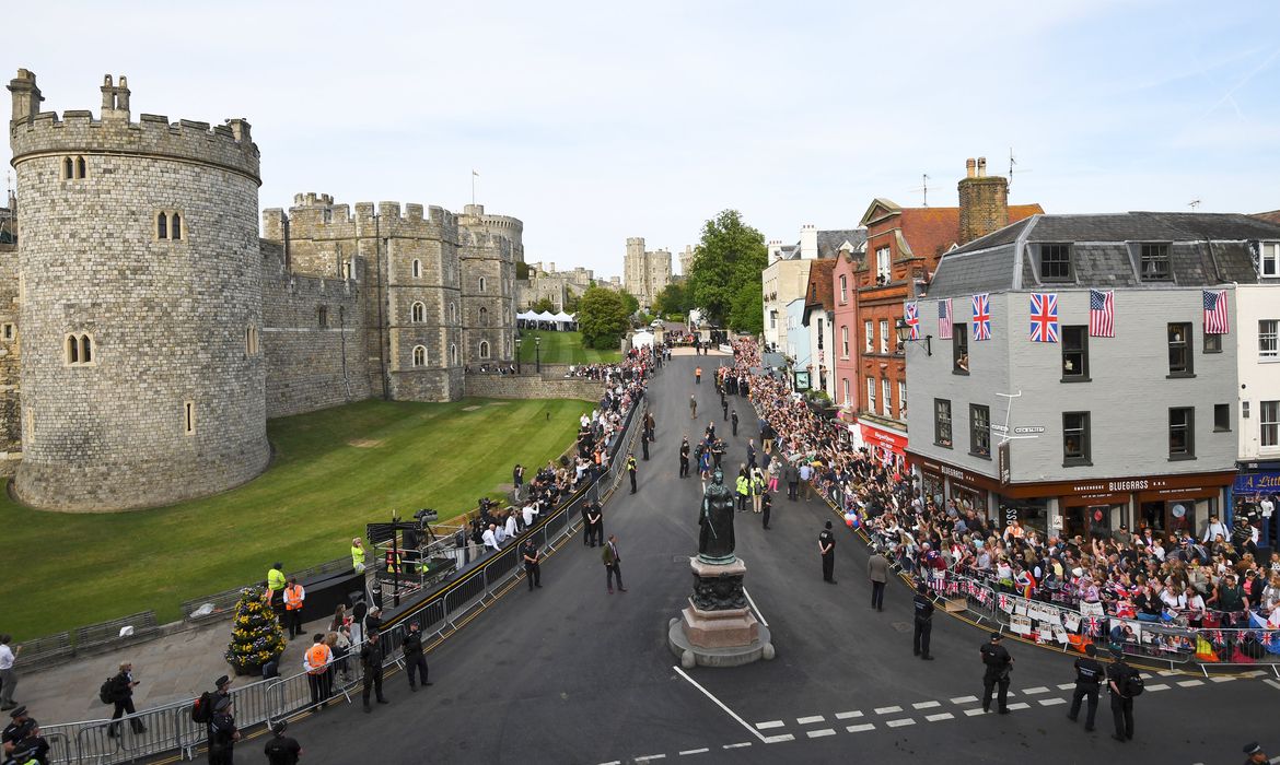 A pequena cidade de Windsor, perto de Londres, está lotada e enfeitada para a cerimônia real
